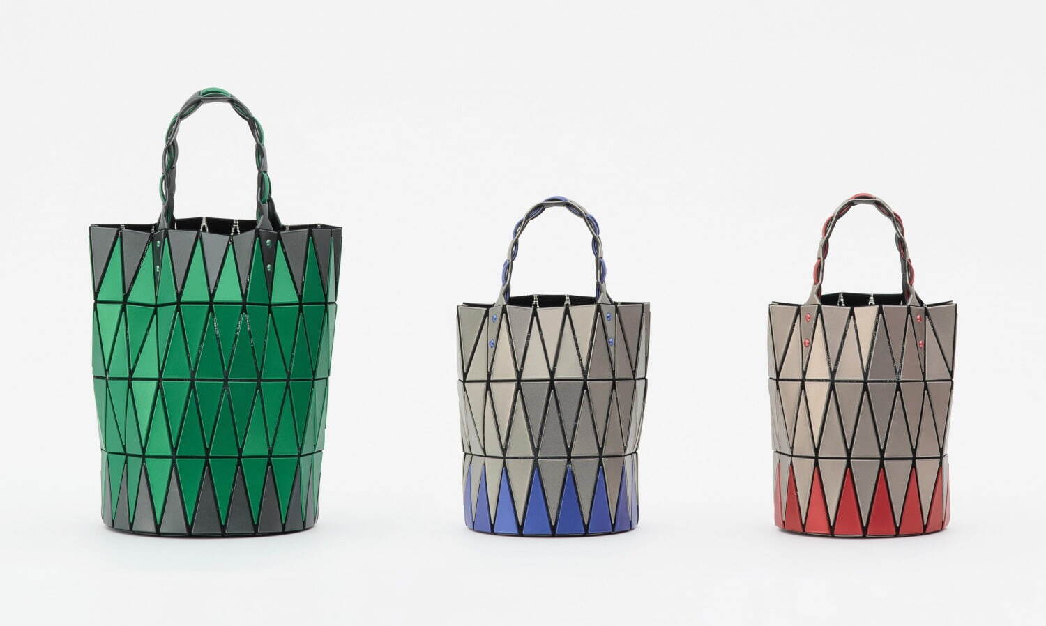 BAO BAO ISSEY MIYAKE24年春夏、メタリック調“縦長三角ピース”のかご型バッグなど｜写真9