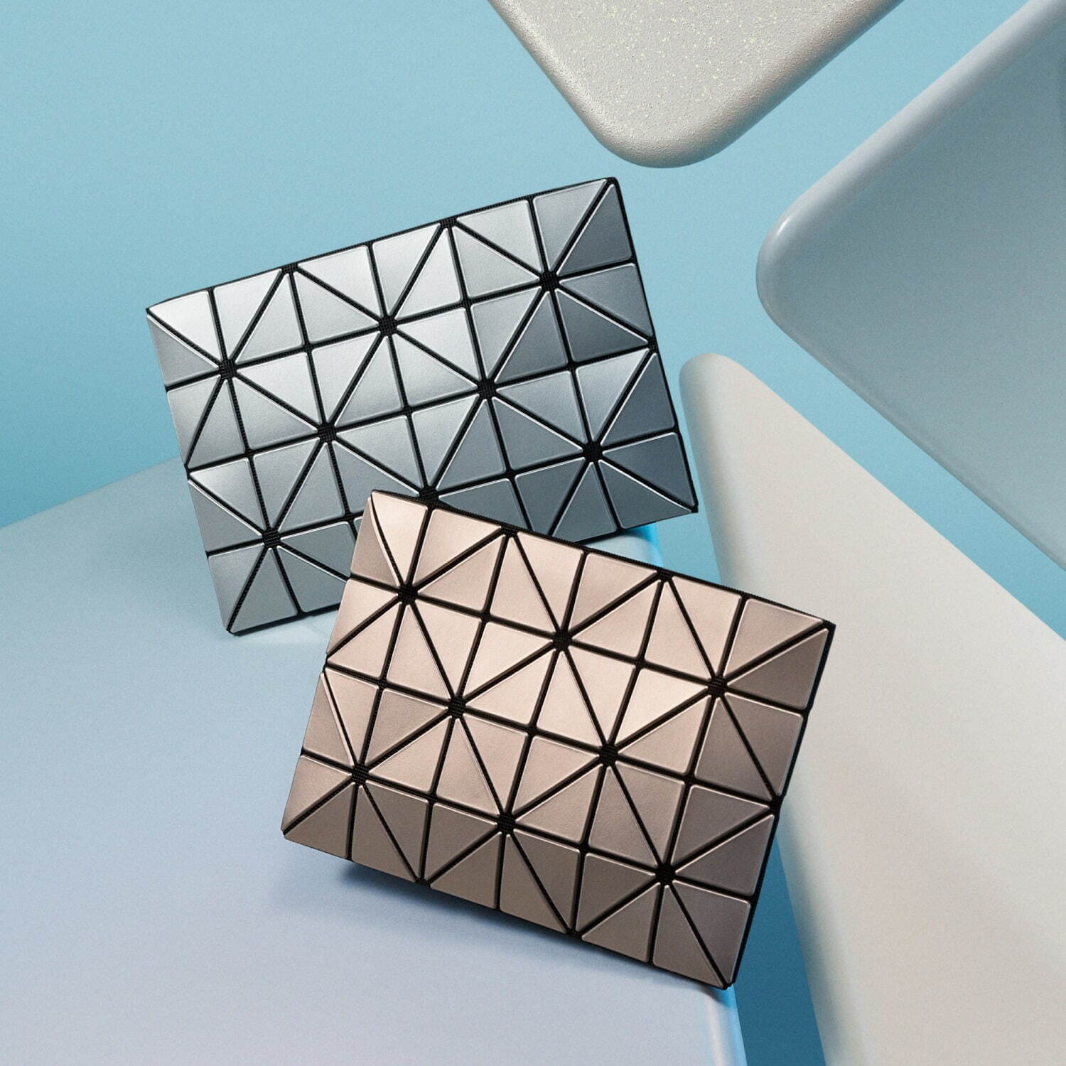 BAO BAO ISSEY MIYAKE24年春夏、メタリック調“縦長三角ピース”のかご型バッグなど｜写真5