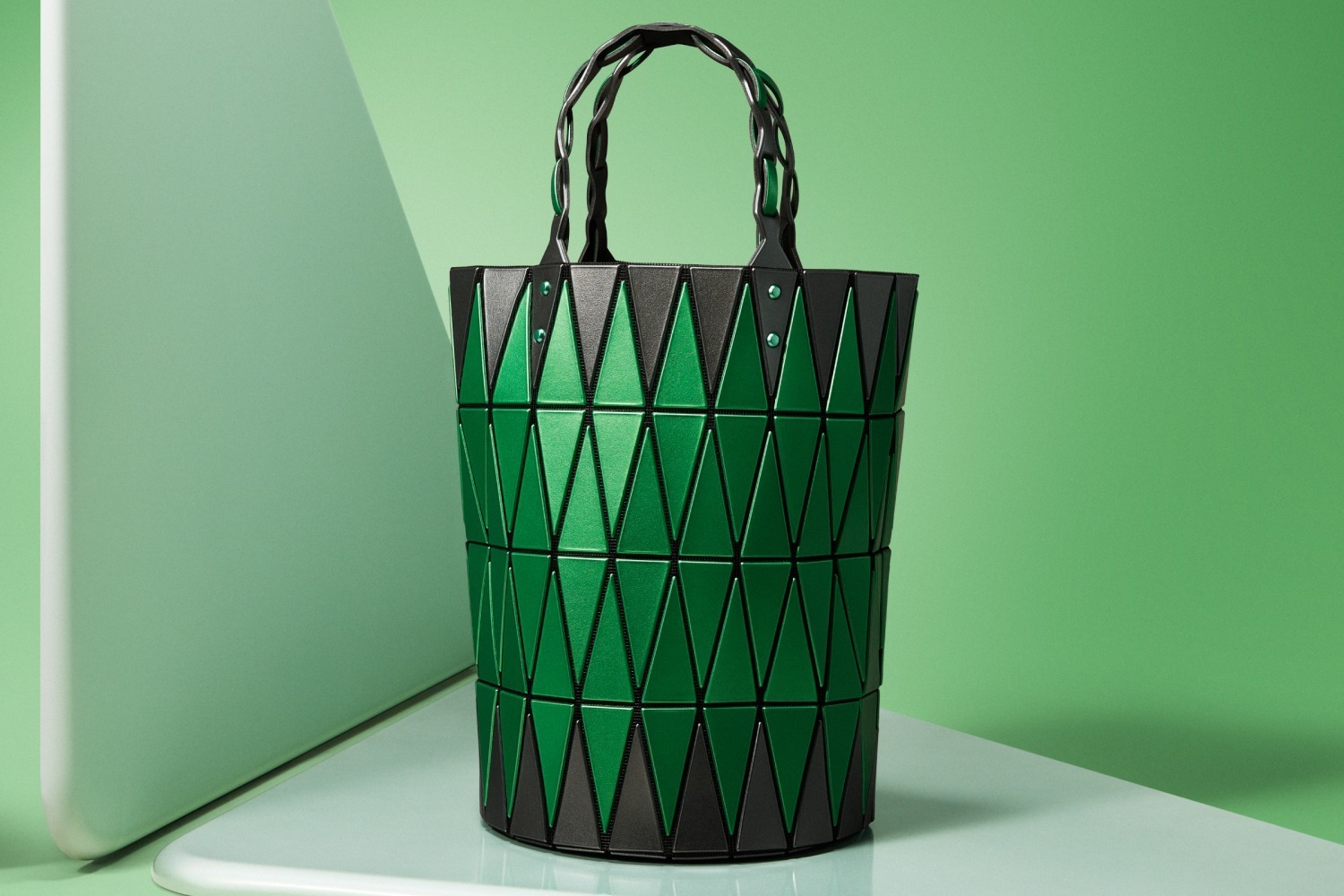 BAO BAO ISSEY MIYAKE24年春夏、メタリック調“縦長三角ピース”のかご型バッグなど - ファッションプレス