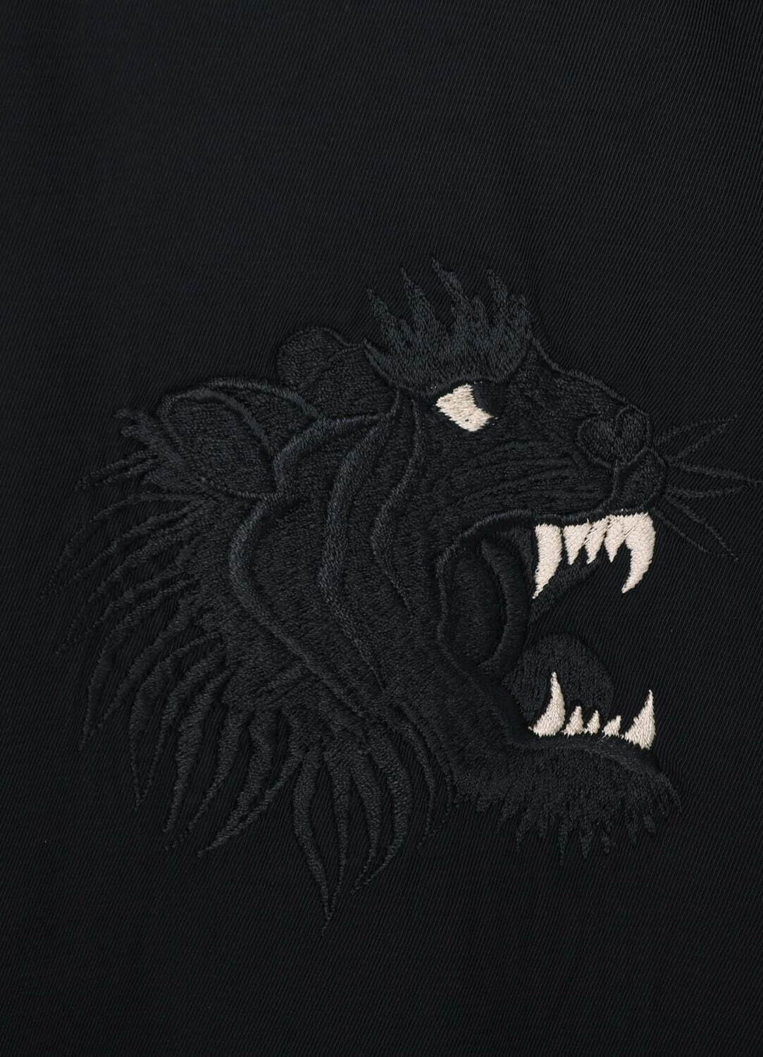 Y'sの“虎”刺繍入りスカジャン風シャツ、スカジャンブランド「テーラー東洋」とコラボ｜写真4