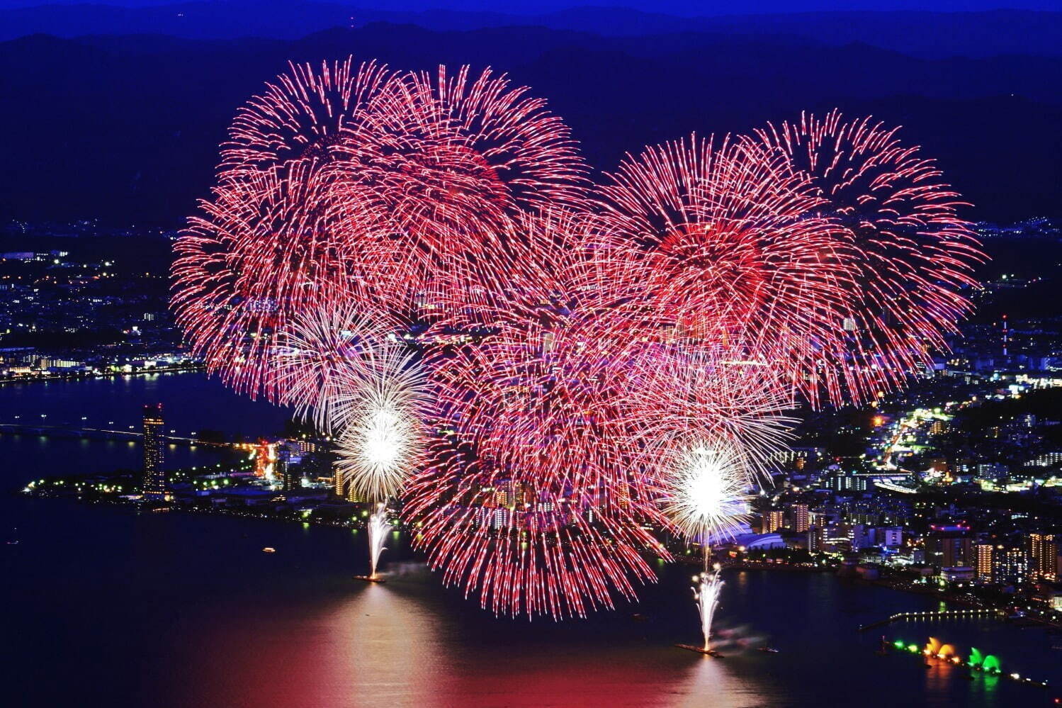 びわ湖大花火大会」滋賀・琵琶湖“夏の風物詩”、湖上を彩る約10,000発の花火 - ファッションプレス