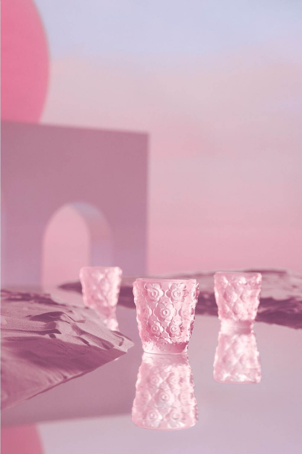 ラリックの“シダ”が渦巻くフラワーベースや“パンダ”オブジェ、ローズ色クリスタルガラスで｜写真15
