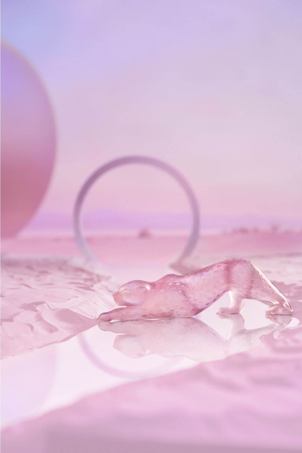 ラリックの“シダ”が渦巻くフラワーベースや“パンダ”オブジェ、ローズ色クリスタルガラスで｜写真16