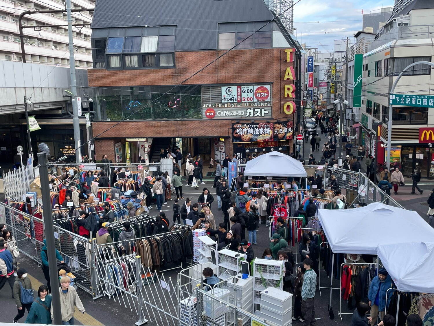 「下北沢古着マーケット＋」24年6月は“シャツ”をテーマに30店舗が出店、下北沢東口駅前広場で｜写真8