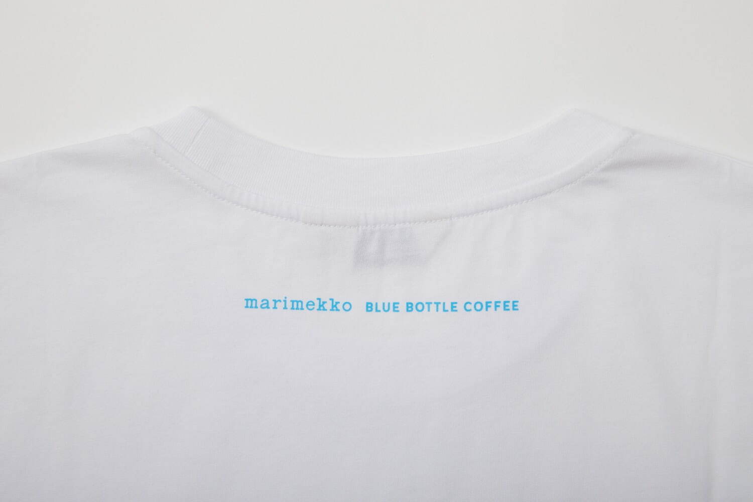ブルーボトルコーヒー×マリメッコの限定グッズ、“ブルーのウニッコ柄”マグカップ＆Tシャツなど - ファッションプレス