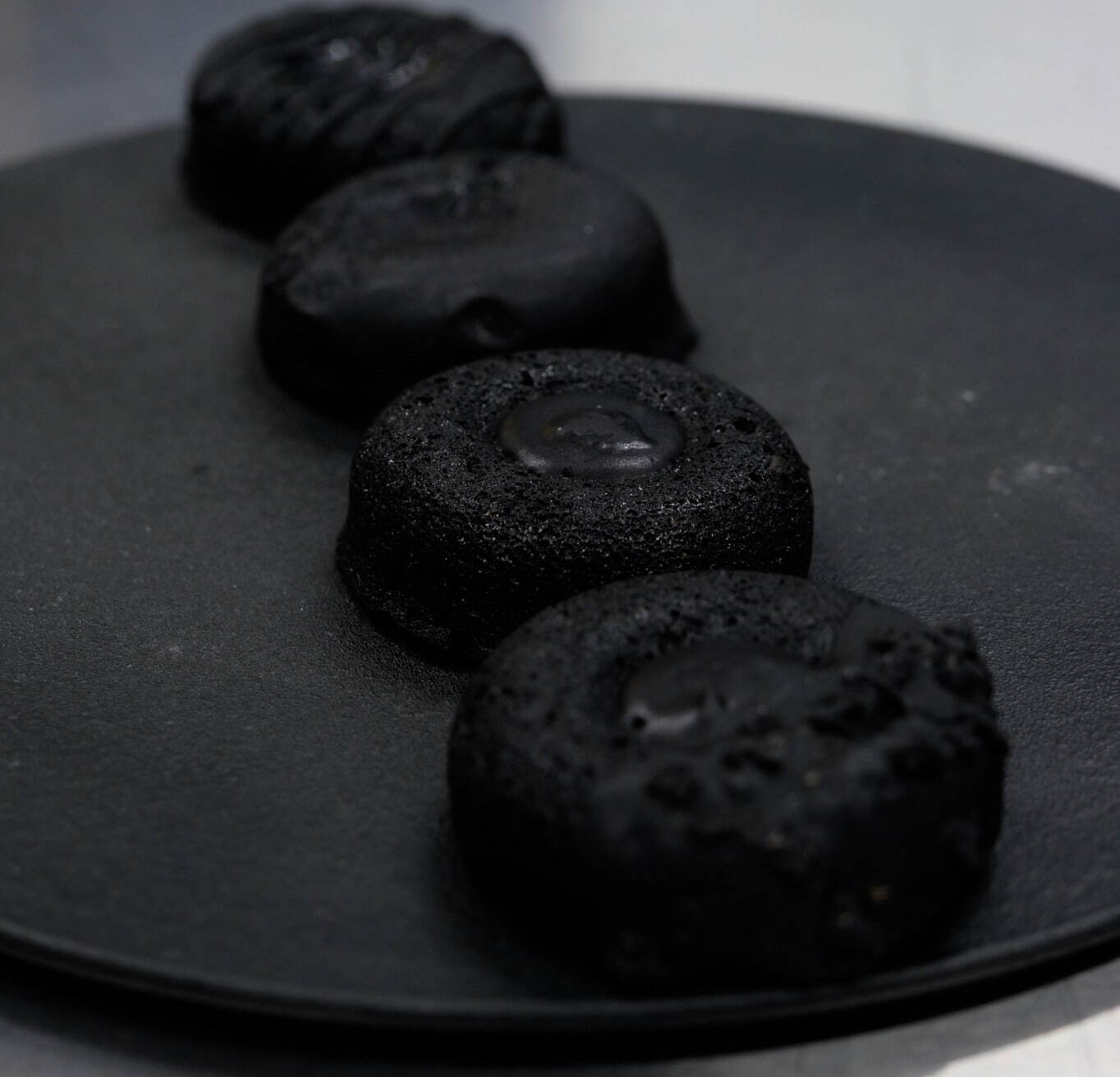 “真っ黒スイーツ”「ブラックパリ」新作焼き菓子やテディベア型ケーキが渋谷の限定ストアに｜写真10