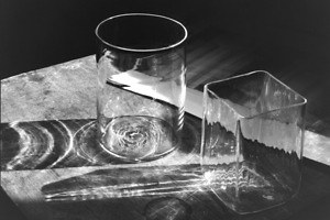 展覧会「ガラスの器と静物画」熊本市現代美術館で、山野アンダーソン陽子の器を絵画・写真とともに展示