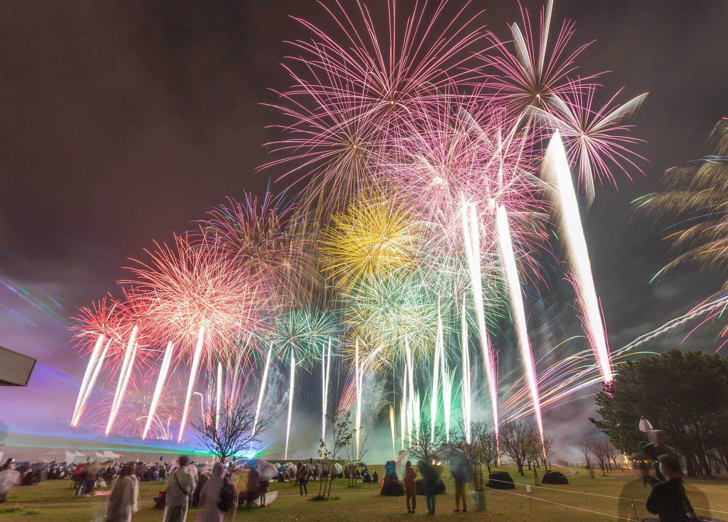 熊本の花火大会「ファンタジックショー～花火と光と音のページェント」光＆音楽とシンクロ｜写真4