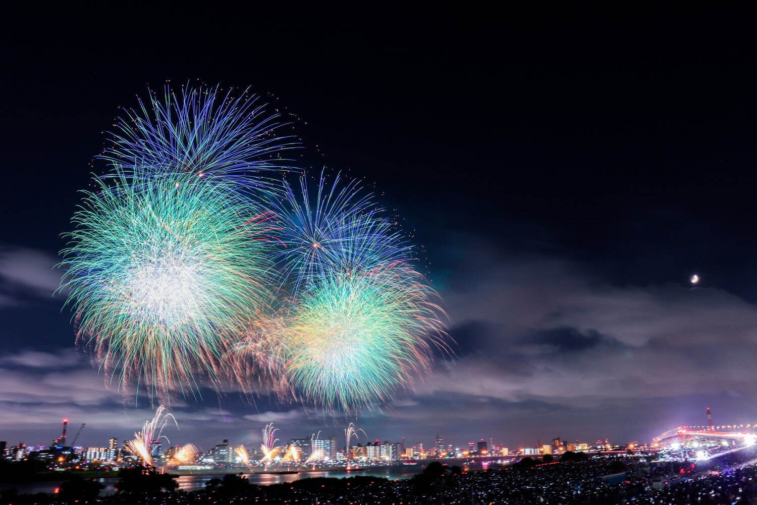 ＜東京・花火大会＞「足立の花火」荒川河川敷で1時間に約13,000発、迫力満点の花火