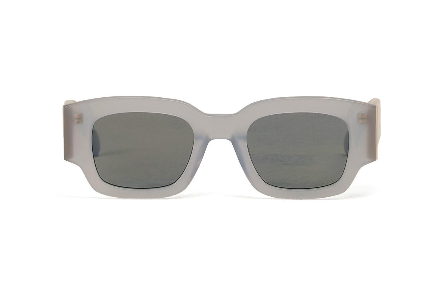 アミ初のサングラス「75001」太めのアセテートフレーム×カラーレンズに“ハートロゴ” - ファッションプレス