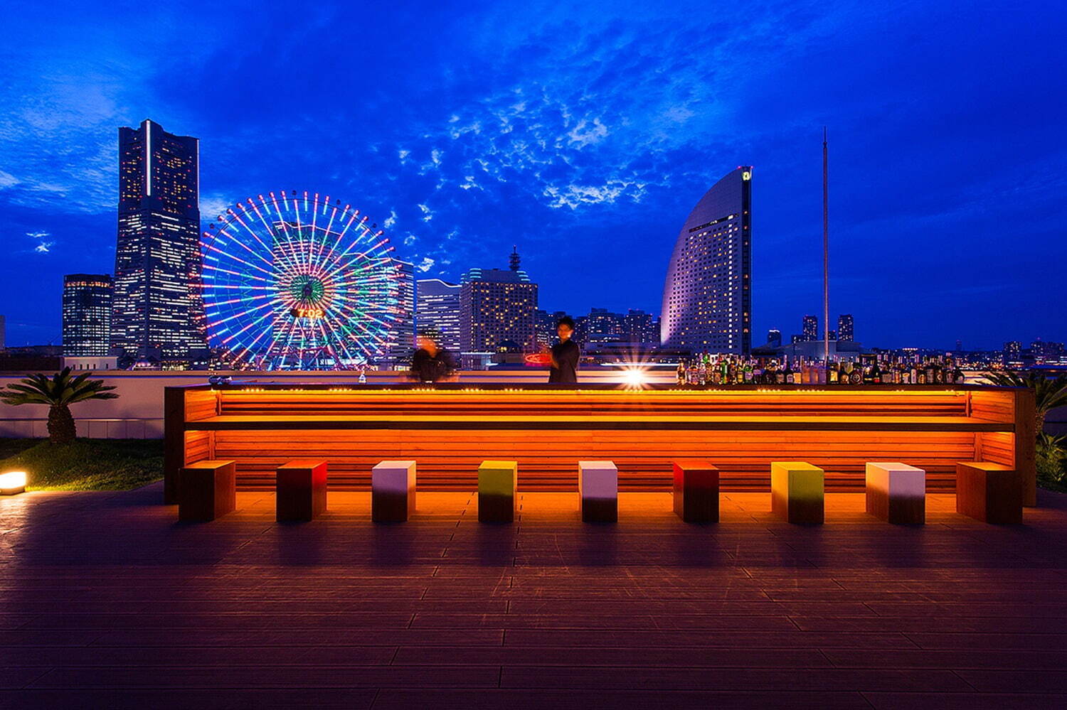 「オーシャンズバー」横浜・みなとみらいの夜景を一望できるルーフトップテラス、南国フルーツカクテルなど｜写真2