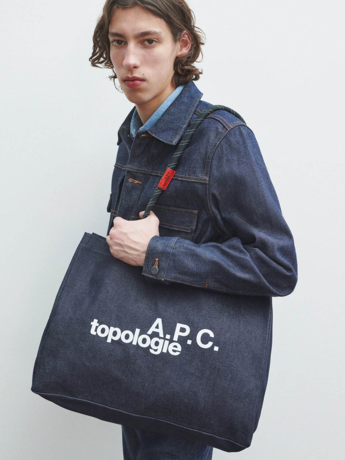 A.P.C.×トポロジー“インディゴデニム”のバッグやiPhoneケース、付け替え楽しむストラップで｜写真3