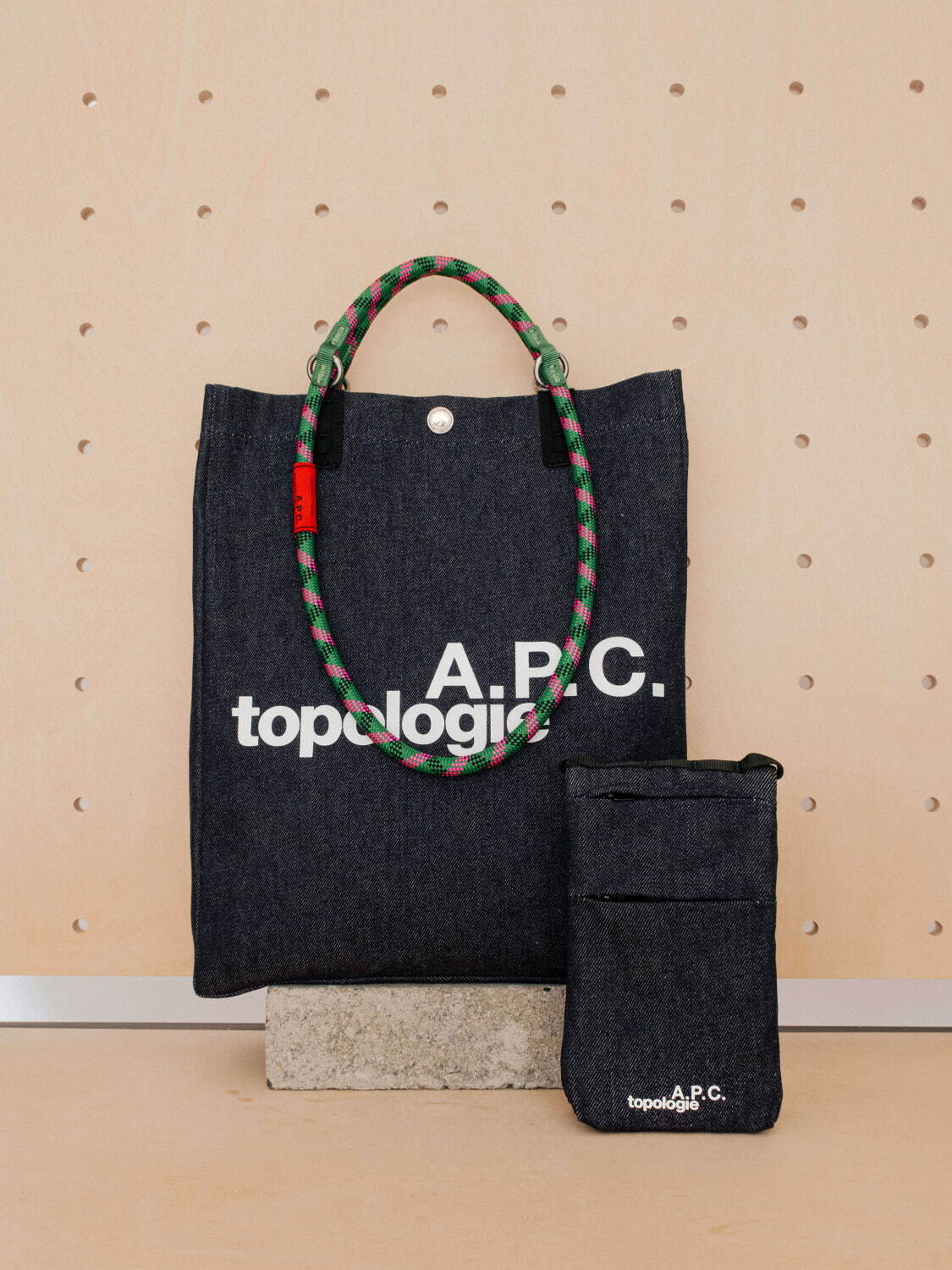 A.P.C.×トポロジー“インディゴデニム”のバッグやiPhoneケース、付け替え楽しむストラップで｜写真10