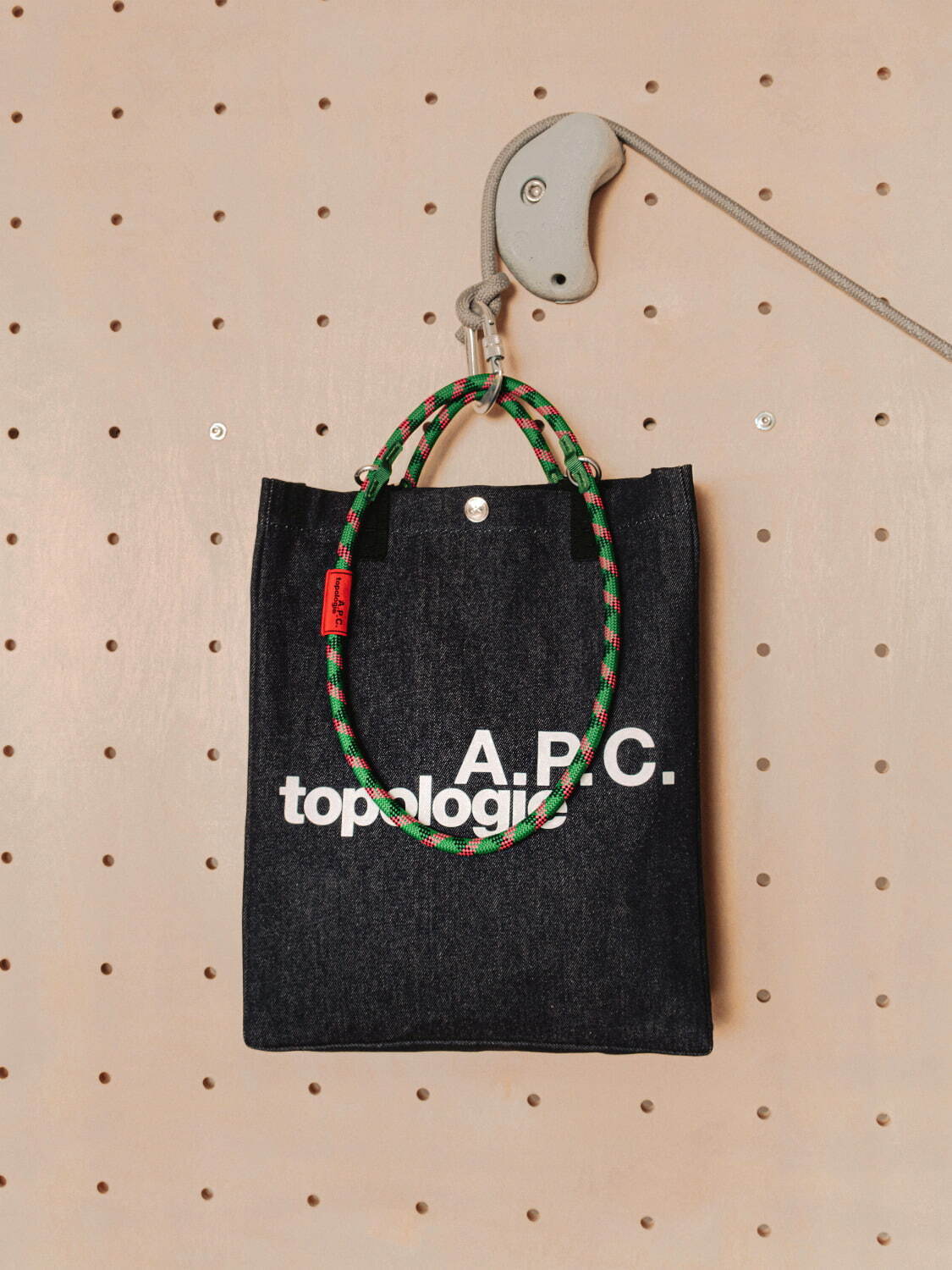 A.P.C.×トポロジー“インディゴデニム”のバッグやiPhoneケース、付け替え楽しむストラップで｜写真25