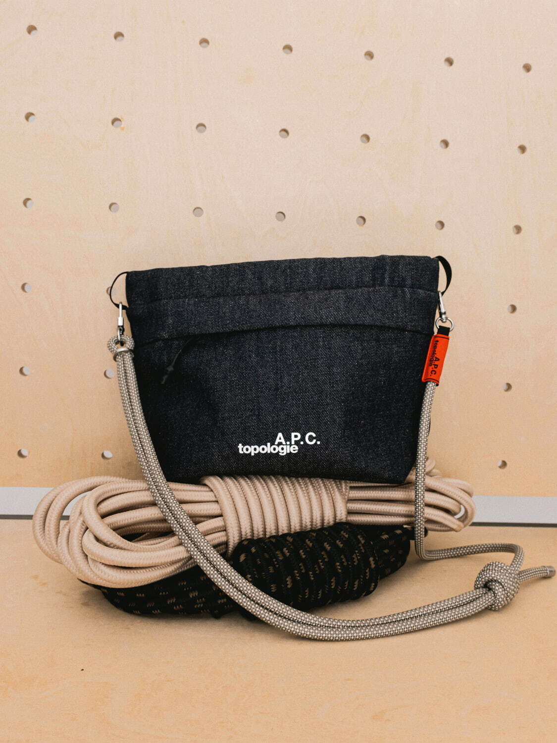 A.P.C.×トポロジー“インディゴデニム”のバッグやiPhoneケース、付け替え楽しむストラップで｜写真24