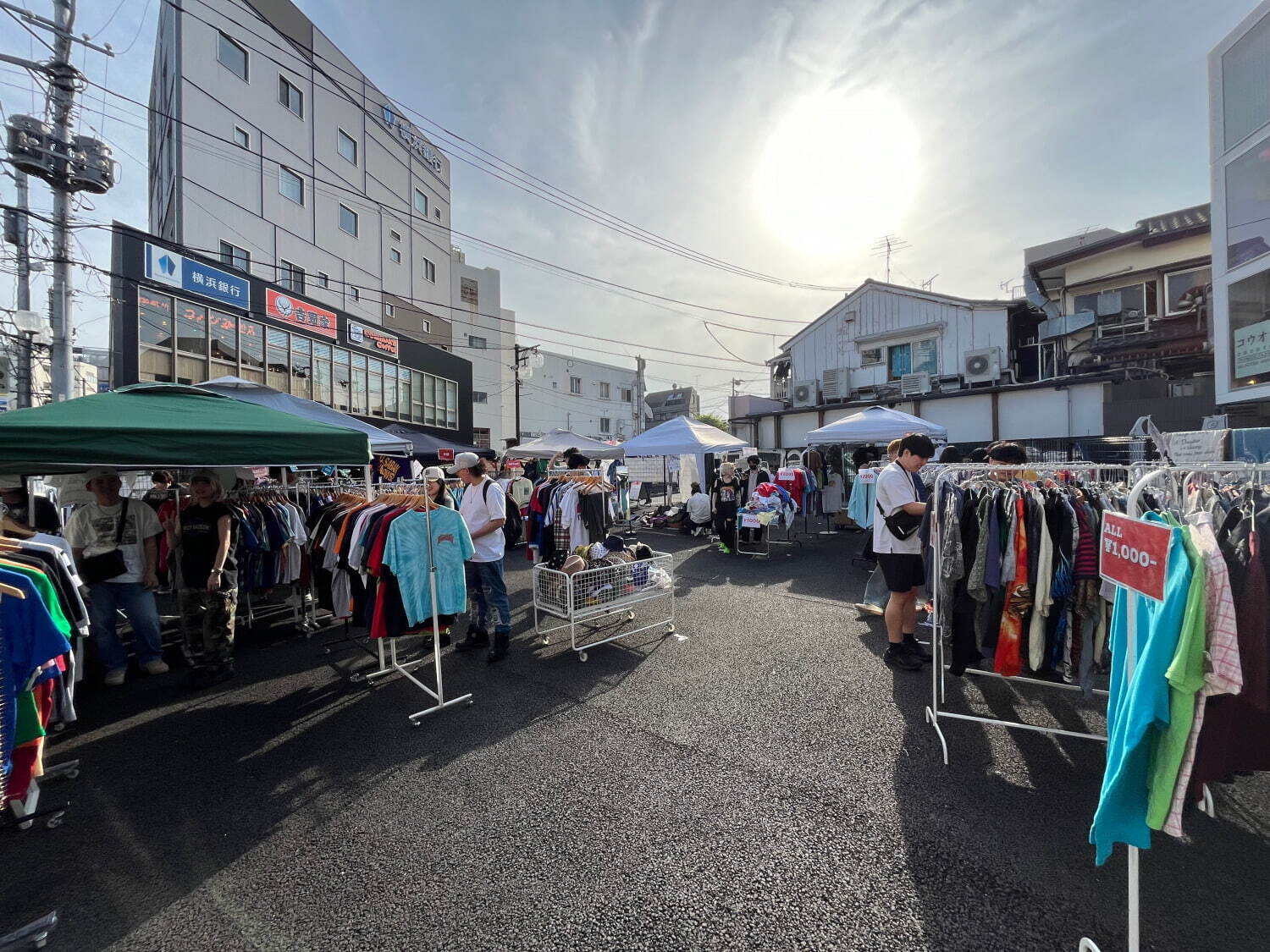 「下北沢古着マーケット+」24年7月は“夏のTシャツ祭り”、東口駅前広場に約30店舗が出店 | 写真