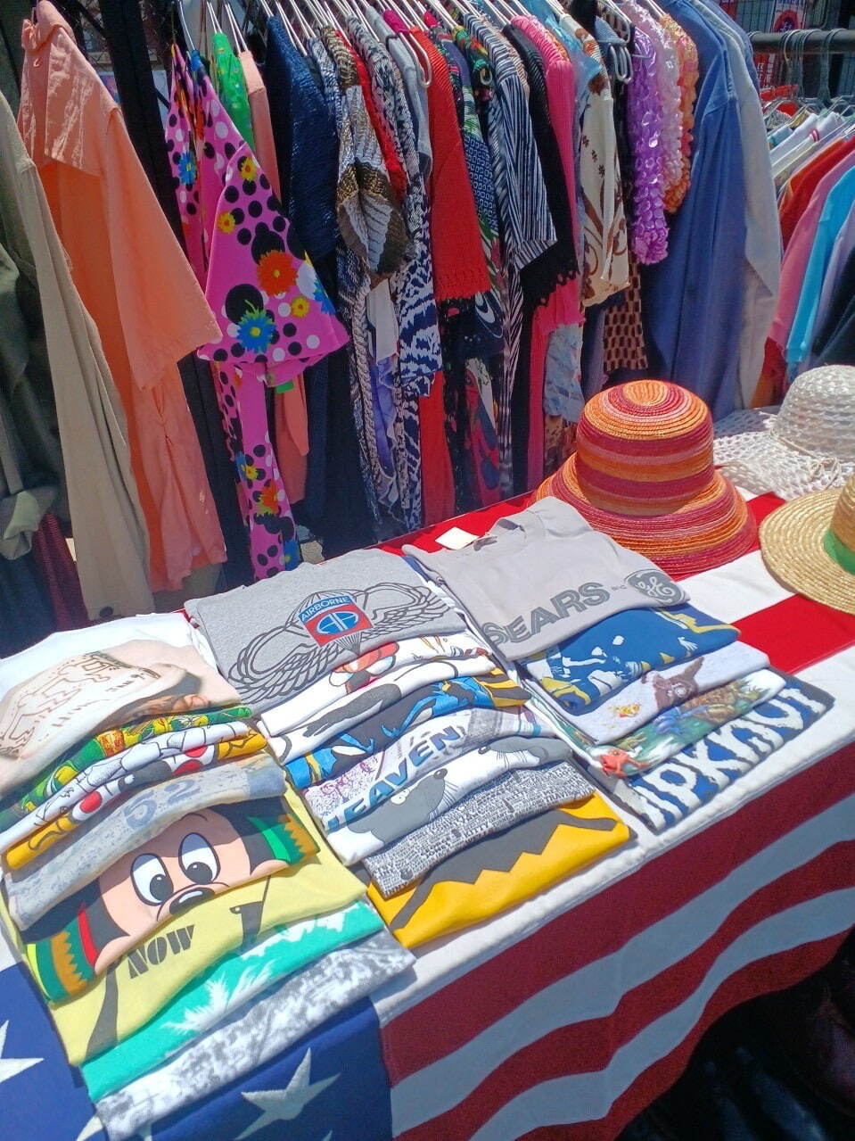 「下北沢古着マーケット+」24年7月は“夏のTシャツ祭り”、東口駅前広場に約30店舗が出店 | 写真