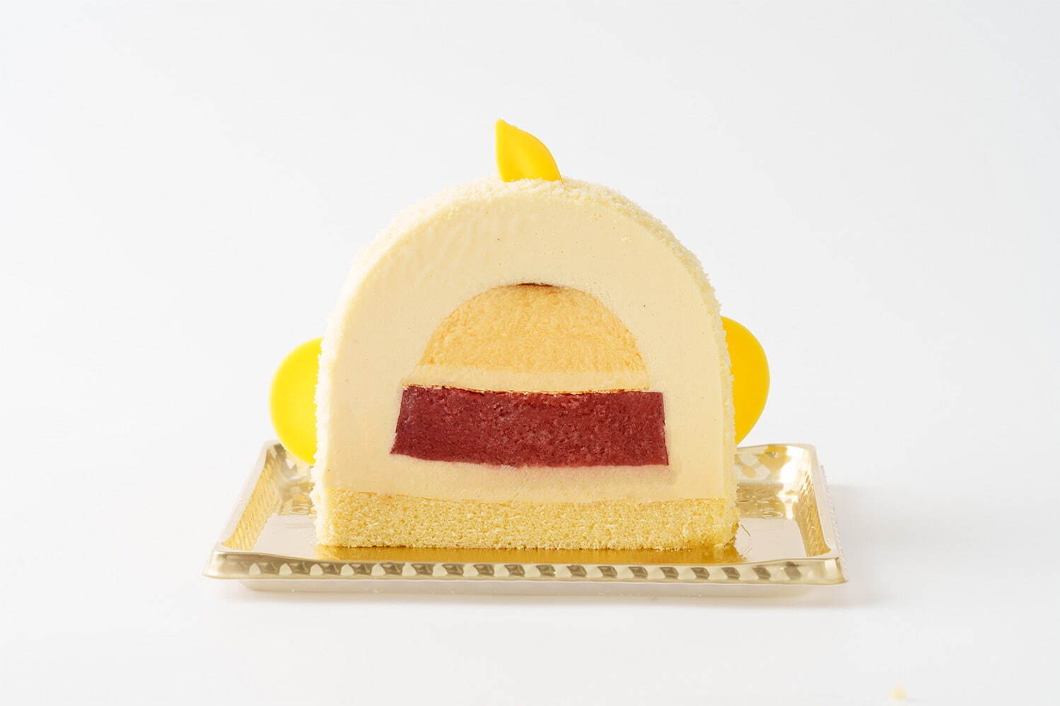 名古屋名物「ぴよりん」通常の約10倍の重量！いちごジュレ入りケーキ、「ぴよりん」浮かぶクリームソーダ｜写真2