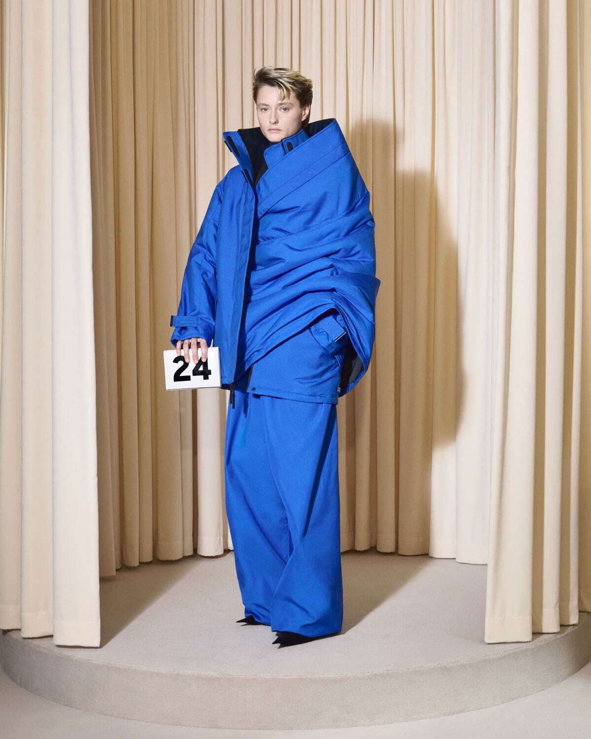 バレンシアガ クチュール(BALENCIAGA Couture ) 2024-25年秋冬ウィメンズ&メンズコレクション  - 写真24