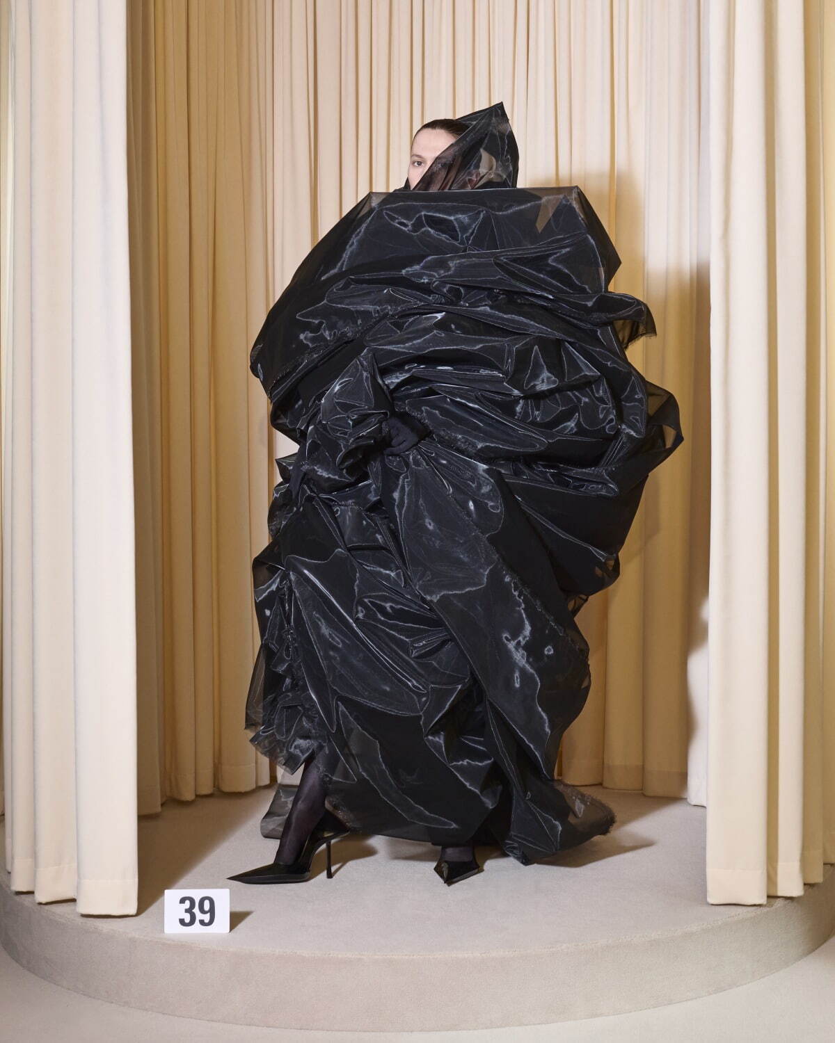 バレンシアガ クチュール(BALENCIAGA Couture ) 2024-25年秋冬ウィメンズ&メンズコレクション  - 写真39