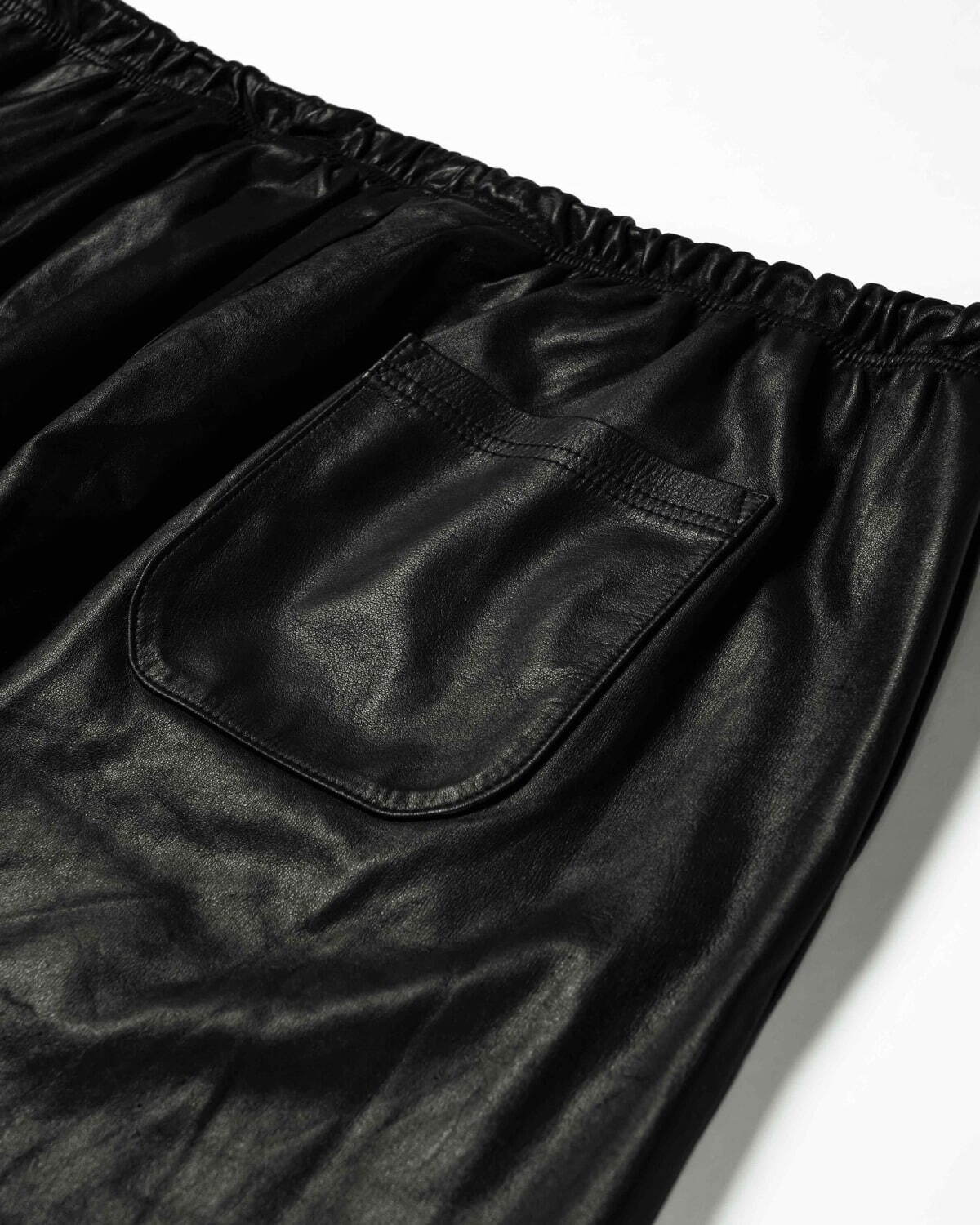 エー レザーの24年新作、“薄く柔らか”ブラックレザーのパーカー＆パンツ｜写真6