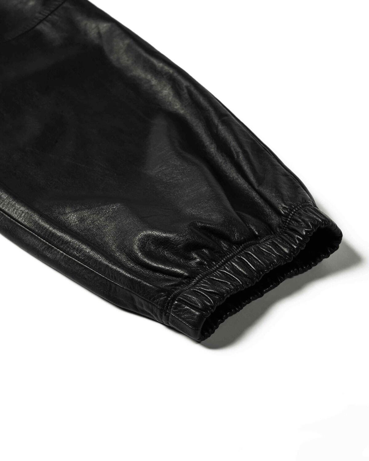エー レザーの24年新作、“薄く柔らか”ブラックレザーのパーカー＆パンツ｜写真5