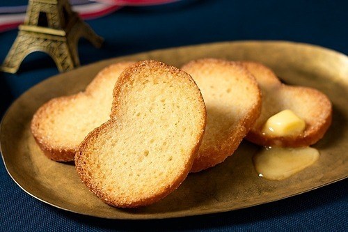 東京ばな奈の新作「東京ばな奈 発酵バターラスク」バナナバターを染み込ませたフランスパンを焦がし焼き