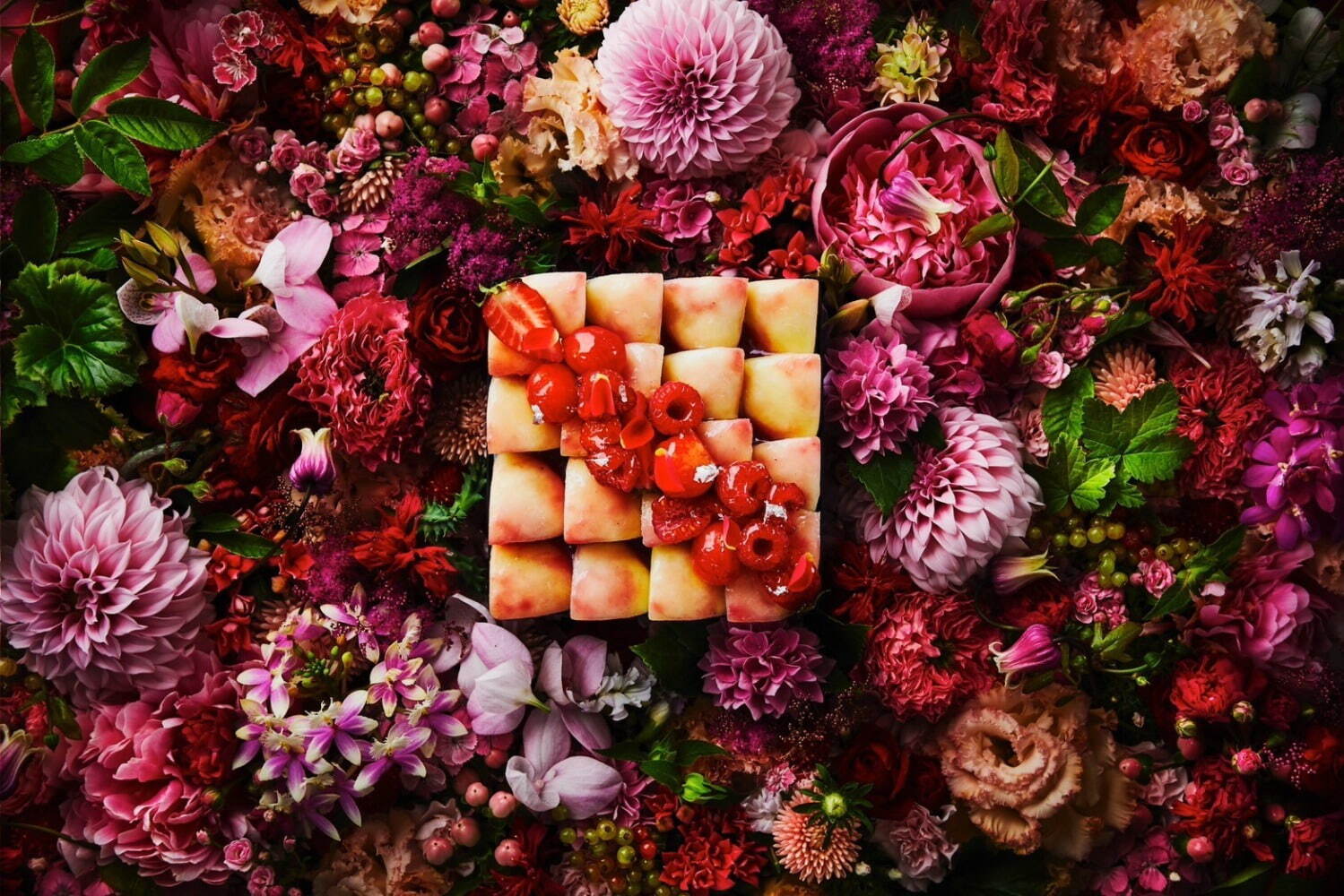 Chef: Natsuko Shoji / Flower Design: Azuma Makoto / Photograph: Shiinoki Shunsuke
Courtesy of the artist and Kaikai Kiki Gallery