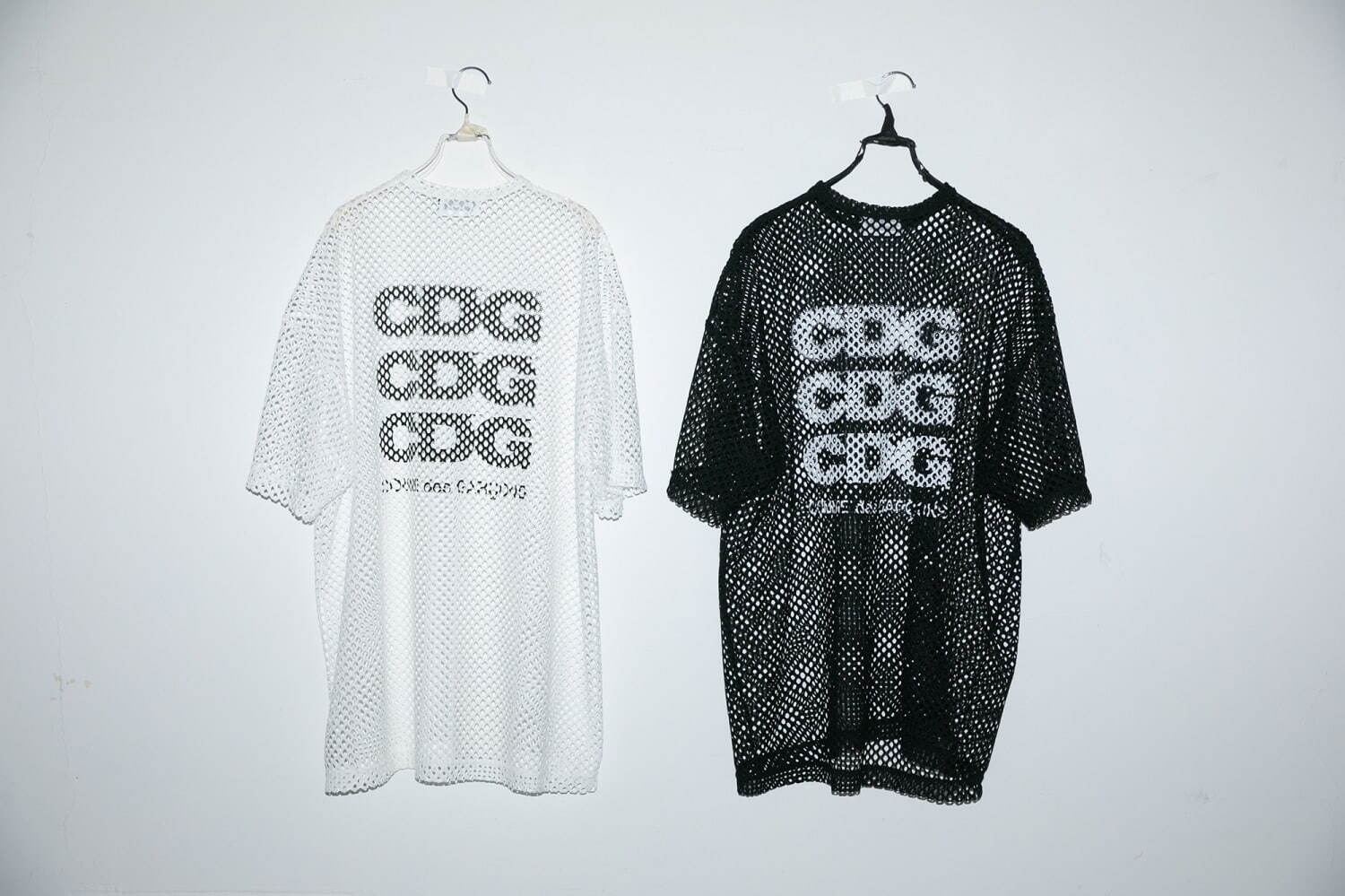 CDG24年夏、“左右でサイズの異なる”アシンメトリーTシャツやメッシュ素材ビッグTシャツ｜写真10