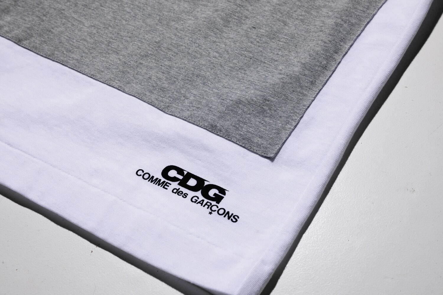 CDG24年夏、“左右でサイズの異なる”アシンメトリーTシャツやメッシュ素材ビッグTシャツ｜写真3