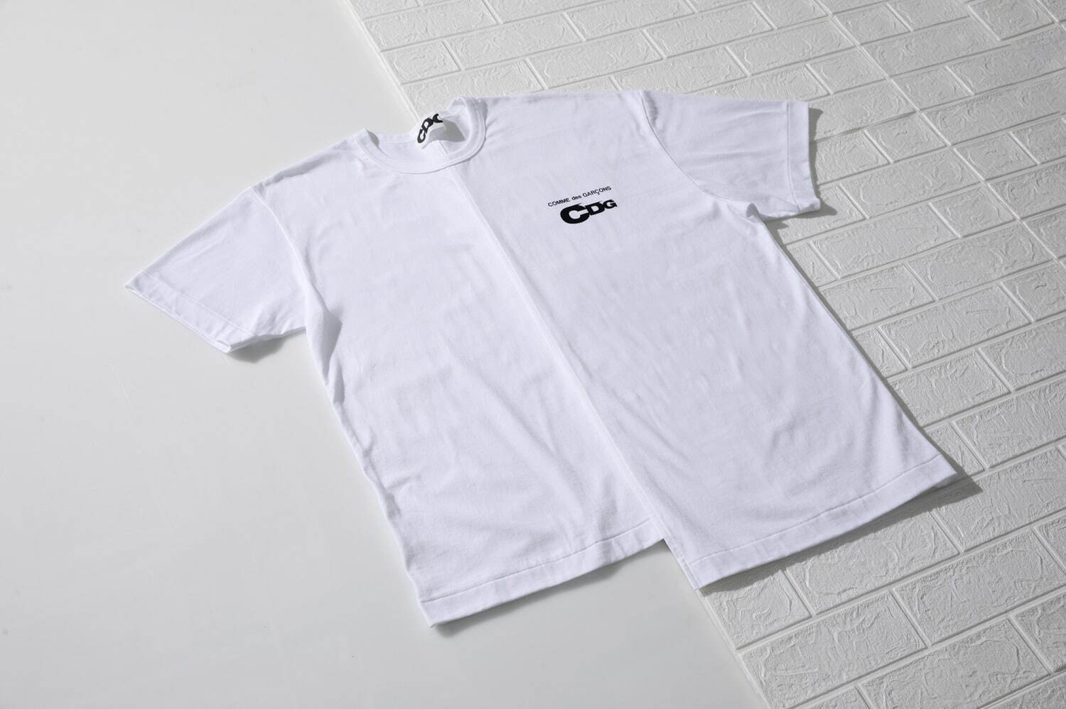 CDG24年夏、“左右でサイズの異なる”アシンメトリーTシャツやメッシュ素材ビッグTシャツ｜写真8