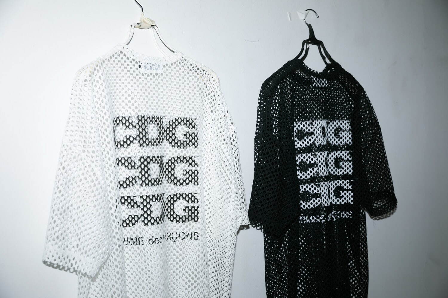 CDG24年夏、“左右でサイズの異なる”アシンメトリーTシャツやメッシュ素材ビッグTシャツ｜写真11