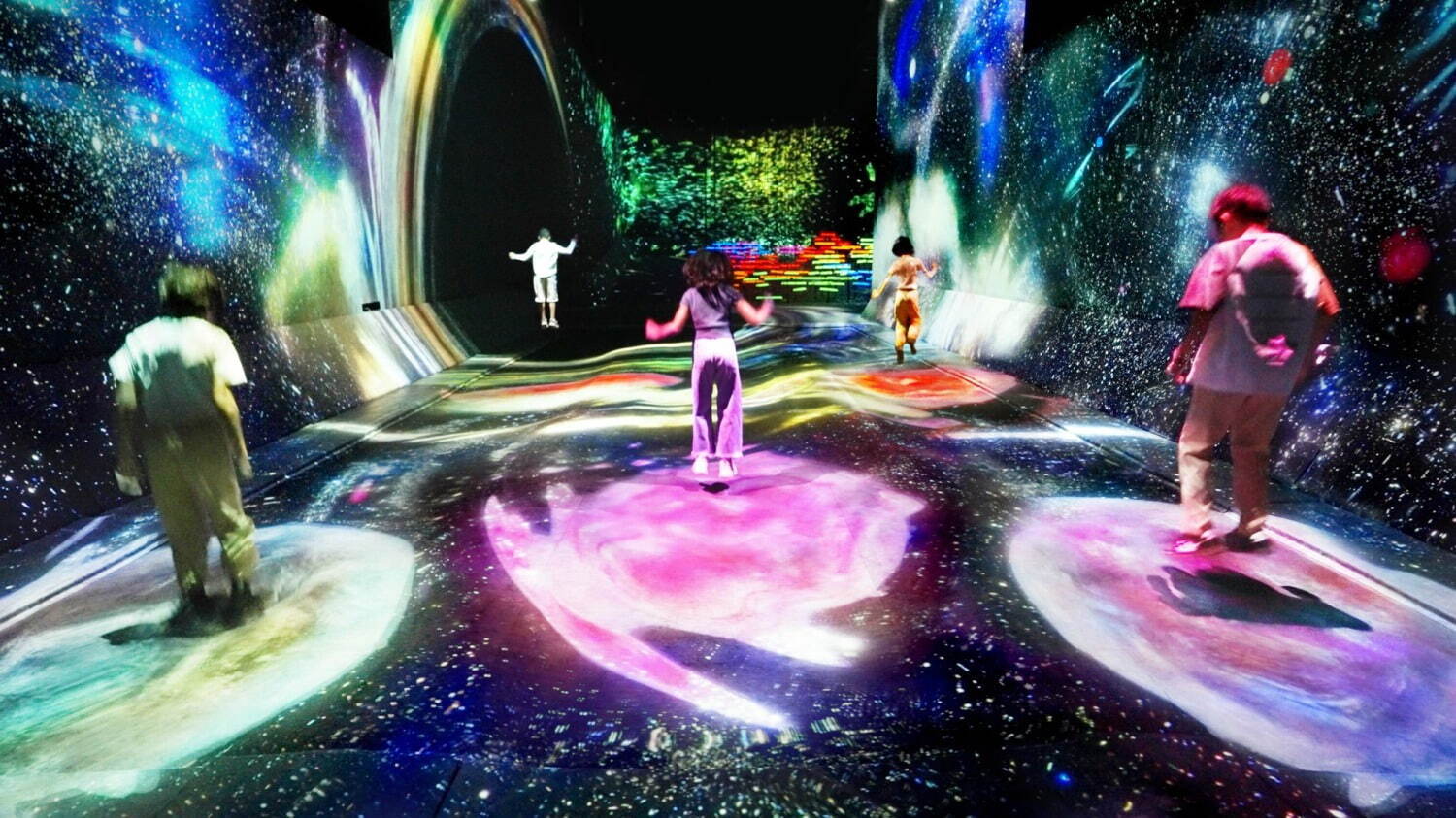 チームラボ《マルチジャンピング宇宙》Courtesy teamLab Borderless, Jeddah (c) チームラボ