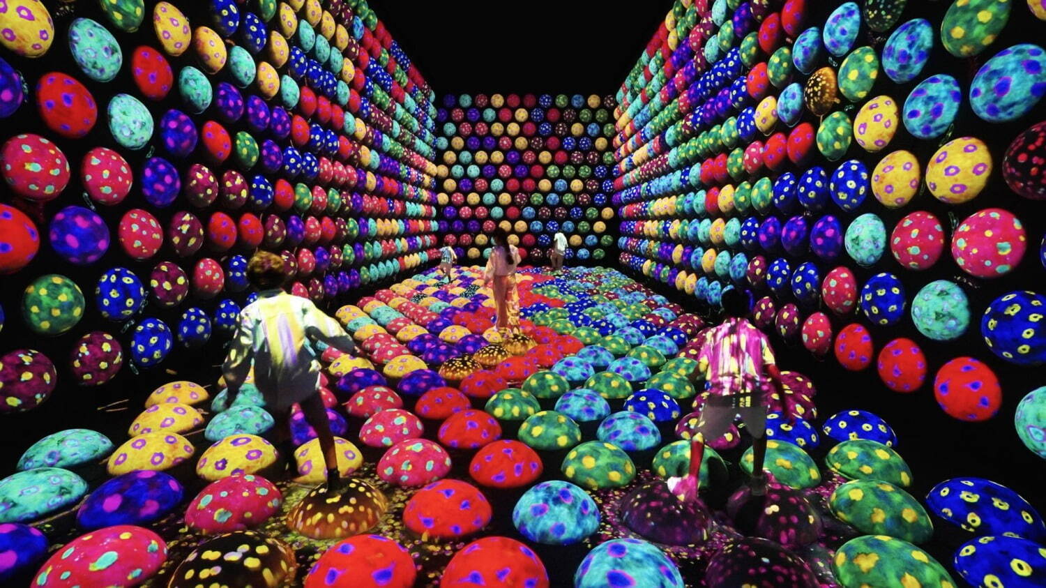 チームラボ《あおむしハウスの高速回転跳ね球》Courtesy teamLab Borderless, Jeddah (c) チームラボ