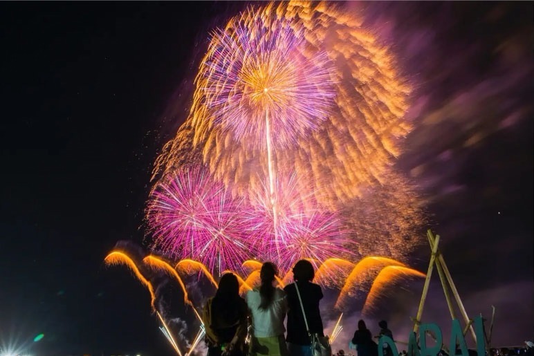 茨城「大洗海上花火大会」夜空＆海を彩る約15,000発、音楽ライブやビーチサウナも｜写真1