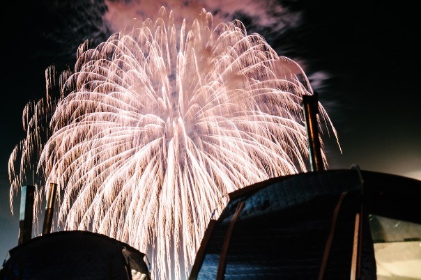 茨城「大洗海上花火大会」夜空＆海を彩る約15,000発、音楽ライブやビーチサウナも｜写真6