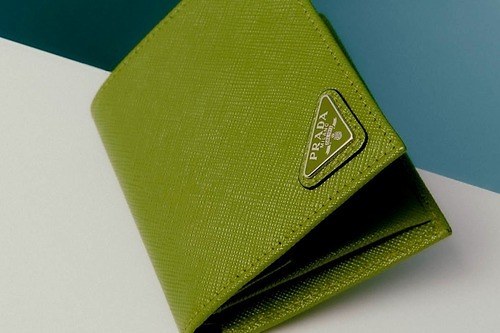 プラダ“開運”グリーンのメンズ財布、「サフィアーノ」レザーの二つ折りやフラップ付きミニ財布