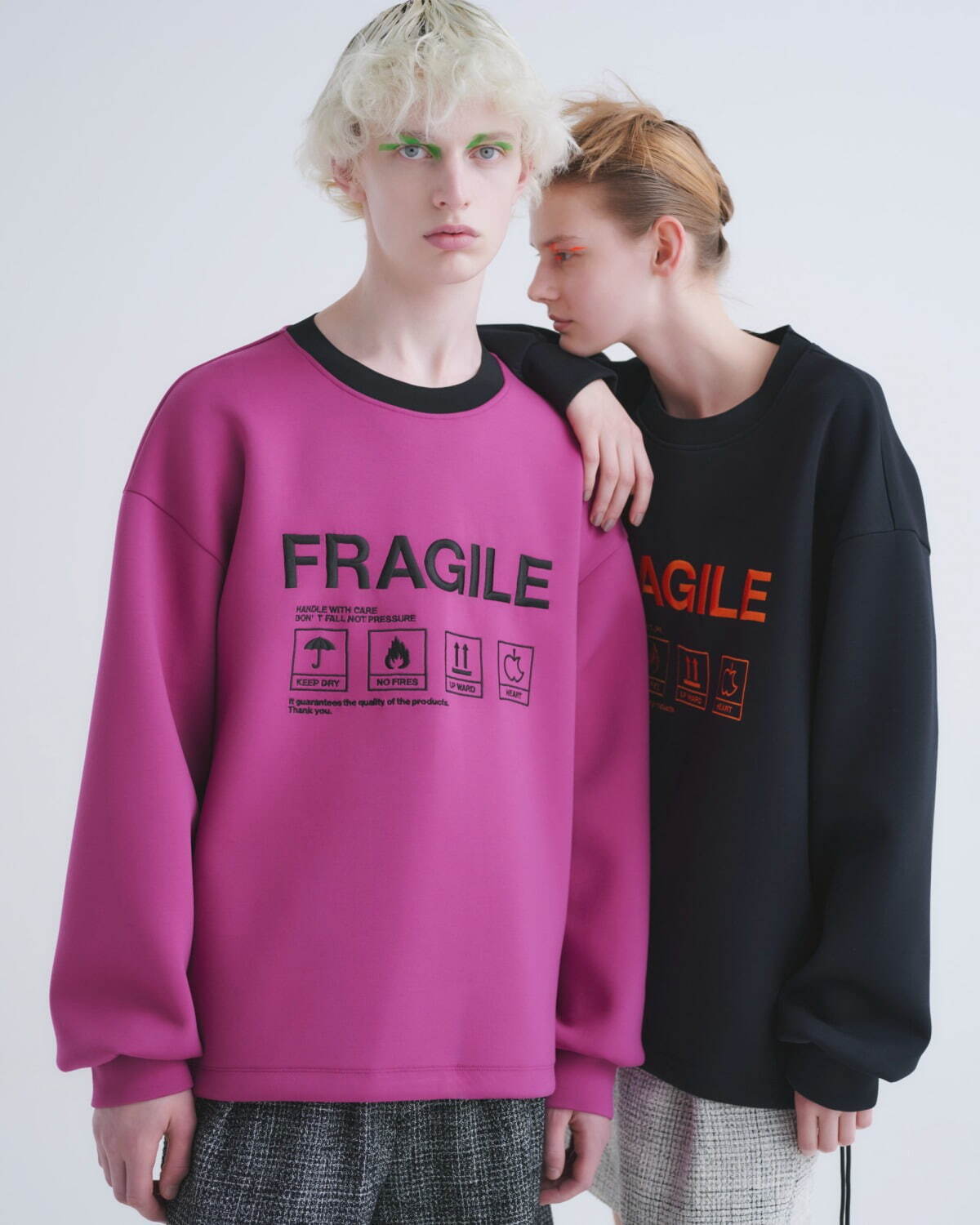 クルニ×シャリーフのコラボウェア、大胆切り替えデザインTシャツ＆“FRAGILE”刺繍ロンT｜写真2