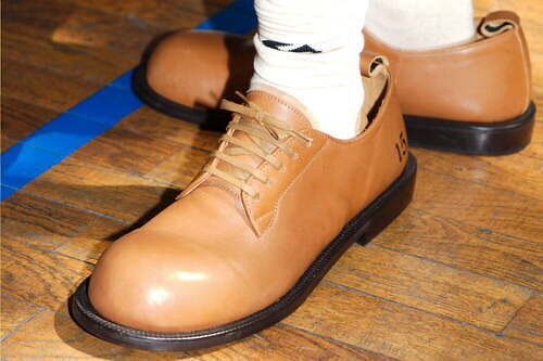 ダブレット×キッズ ラブ ゲイト“親の靴を履いた子ども”着想ビッグサイズのダービーシューズ