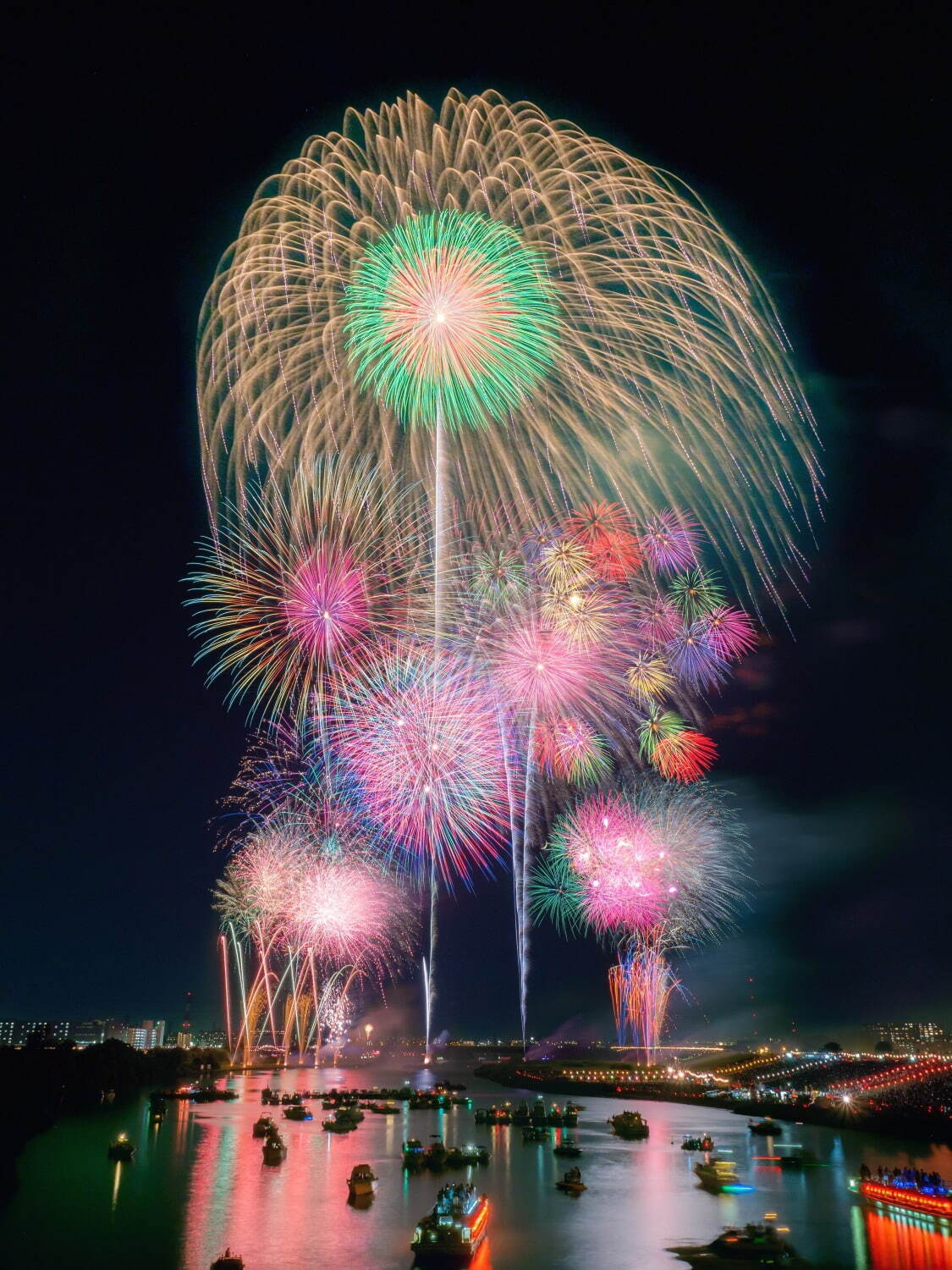 「第65回いたばし花火大会」荒川河川敷で開催、大会史上最多の約15,000発が夜空を彩る｜写真1