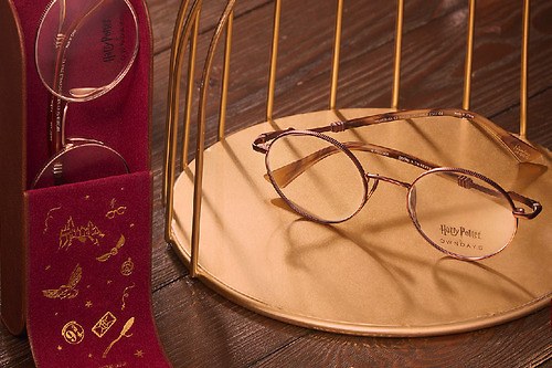 オンデーズ「ハリー・ポッター」コラボアイウェア、“杖”モチーフのテンプルや“ヘドウィグ”の刻印