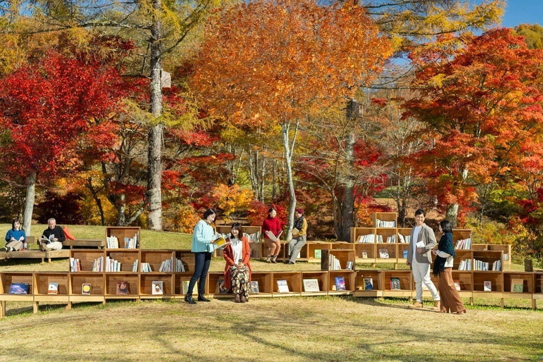 紅葉＆読書を楽しむ「紅葉図書館」軽井沢星野エリアで、読書のお供にメープルナッツラテやハンモックも｜写真0