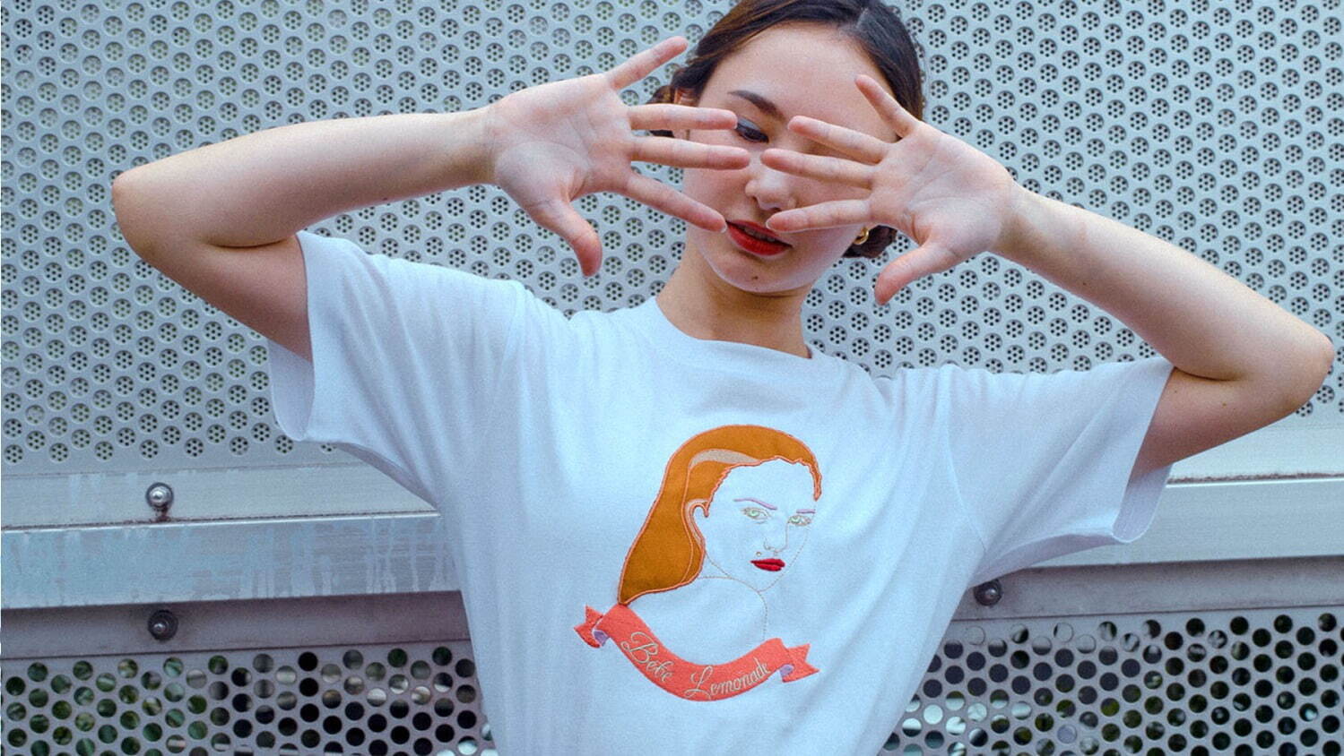 キワンダキワンダの刺繍Tシャツオーダー、“振り向く女の子”モチーフにほくろやメイクのカスタムも｜写真25