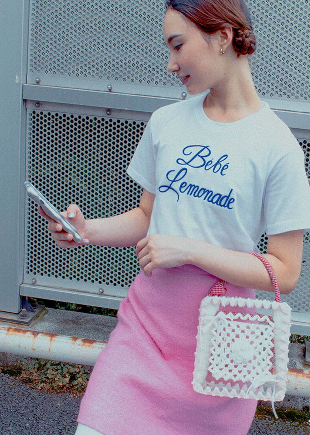 キワンダキワンダの刺繍Tシャツオーダー、“振り向く女の子”モチーフにほくろやメイクのカスタムも｜写真12