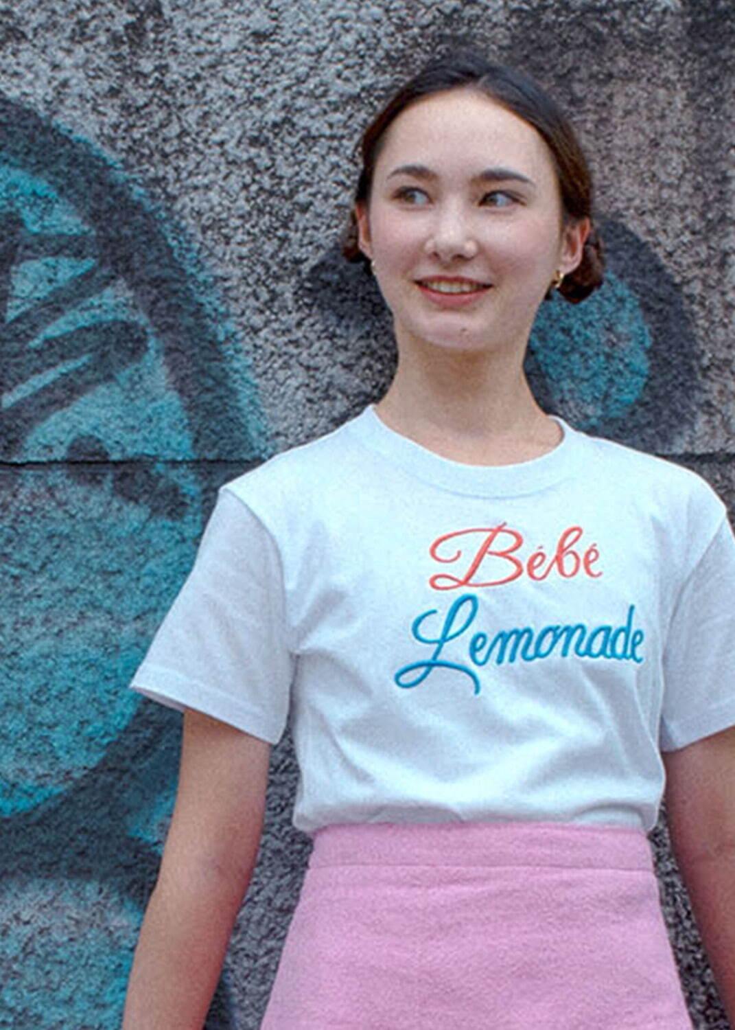 キワンダキワンダの刺繍Tシャツオーダー、“振り向く女の子”モチーフにほくろやメイクのカスタムも｜写真21