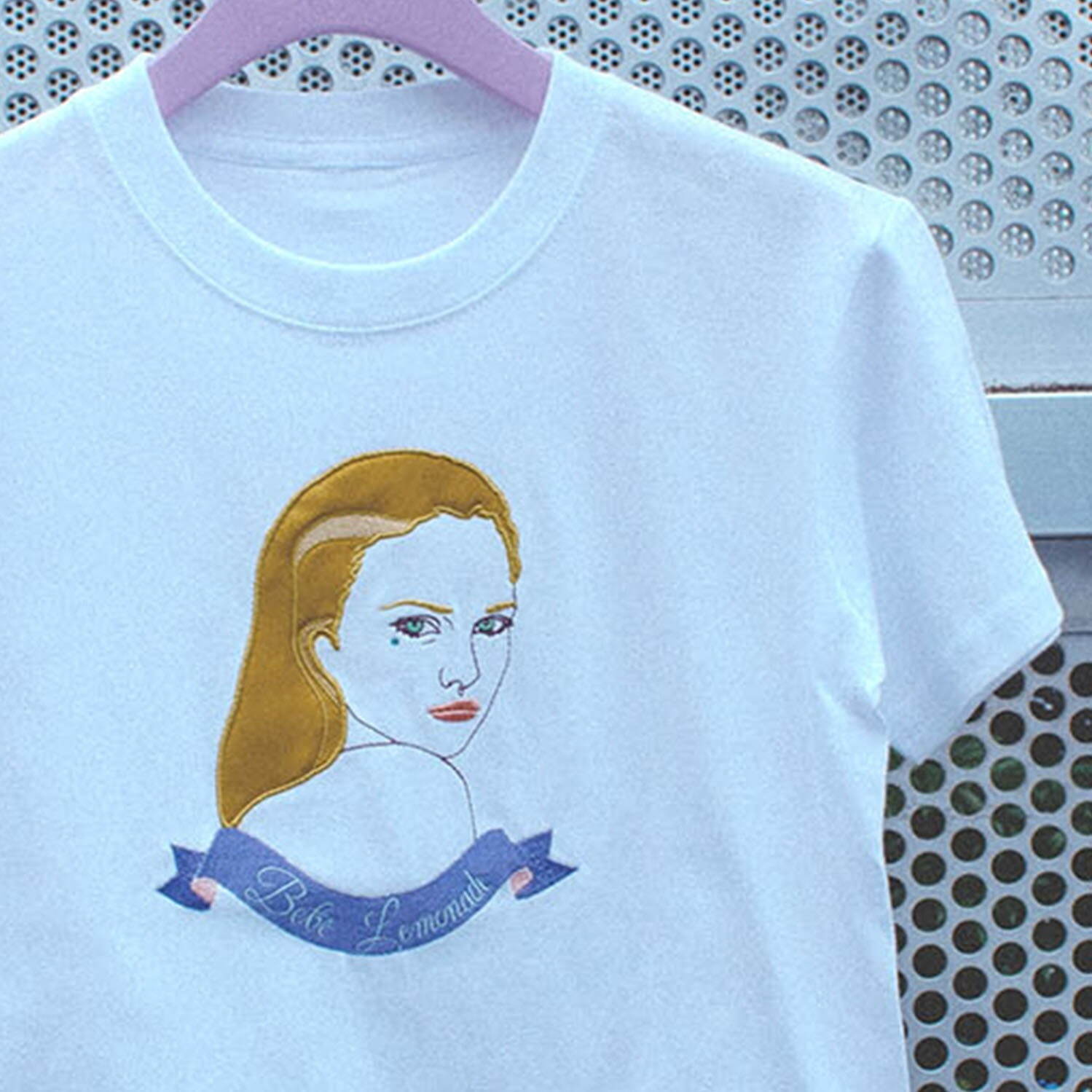 キワンダキワンダの刺繍Tシャツオーダー、“振り向く女の子”モチーフにほくろやメイクのカスタムも｜写真11