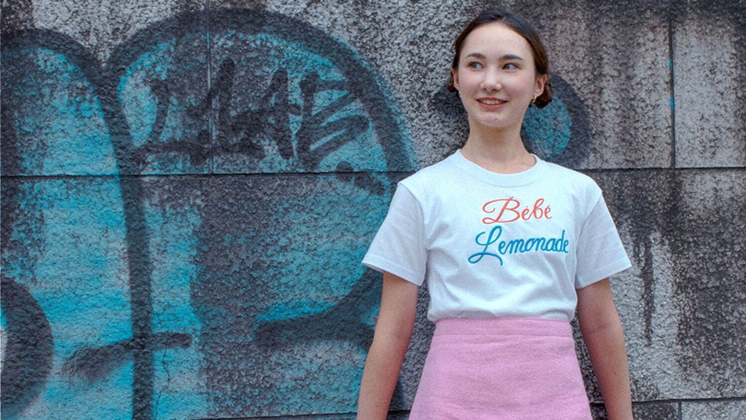 キワンダキワンダの刺繍Tシャツオーダー、“振り向く女の子”モチーフにほくろやメイクのカスタムも｜写真20