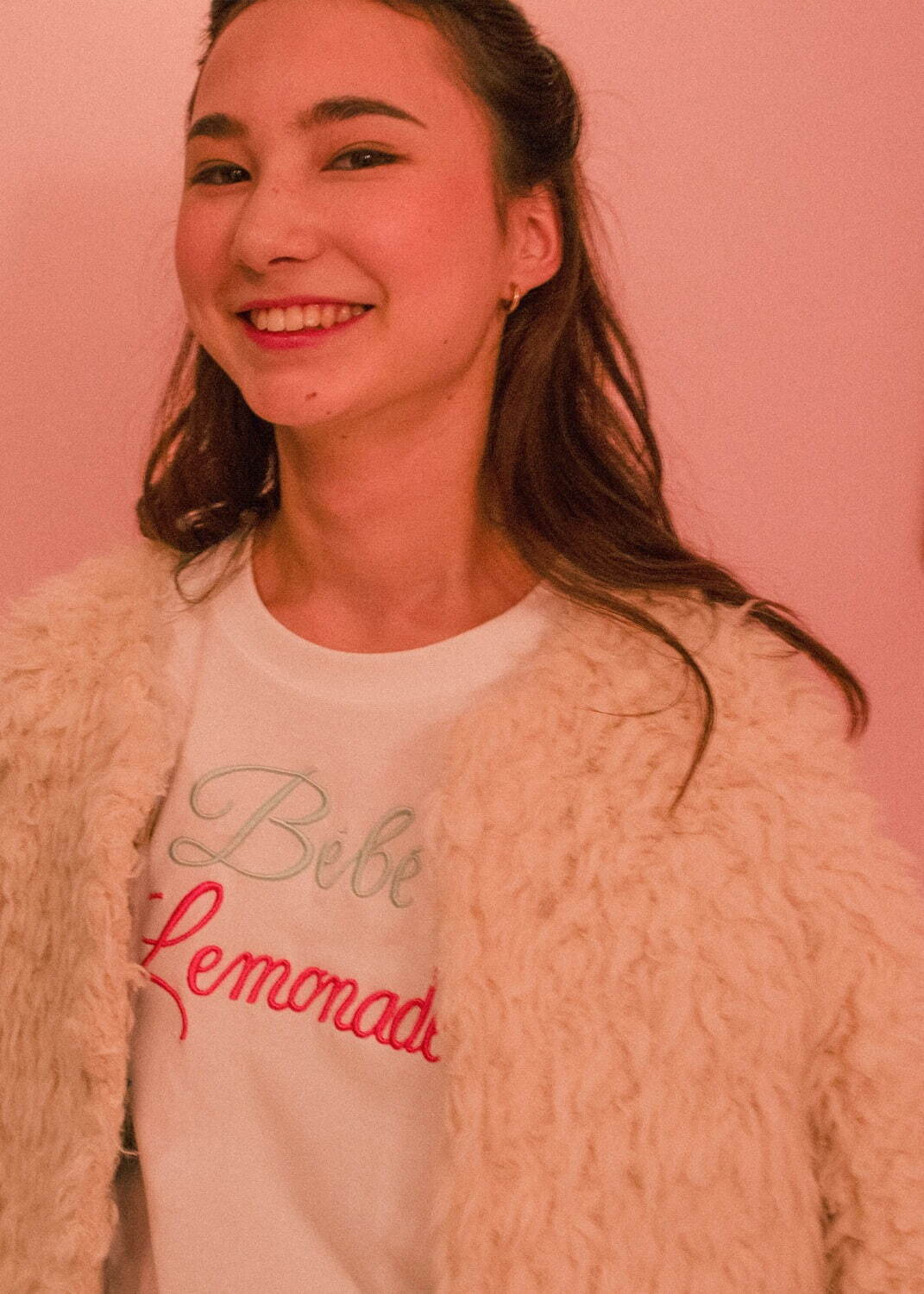 キワンダキワンダの刺繍Tシャツオーダー、“振り向く女の子”モチーフにほくろやメイクのカスタムも｜写真31