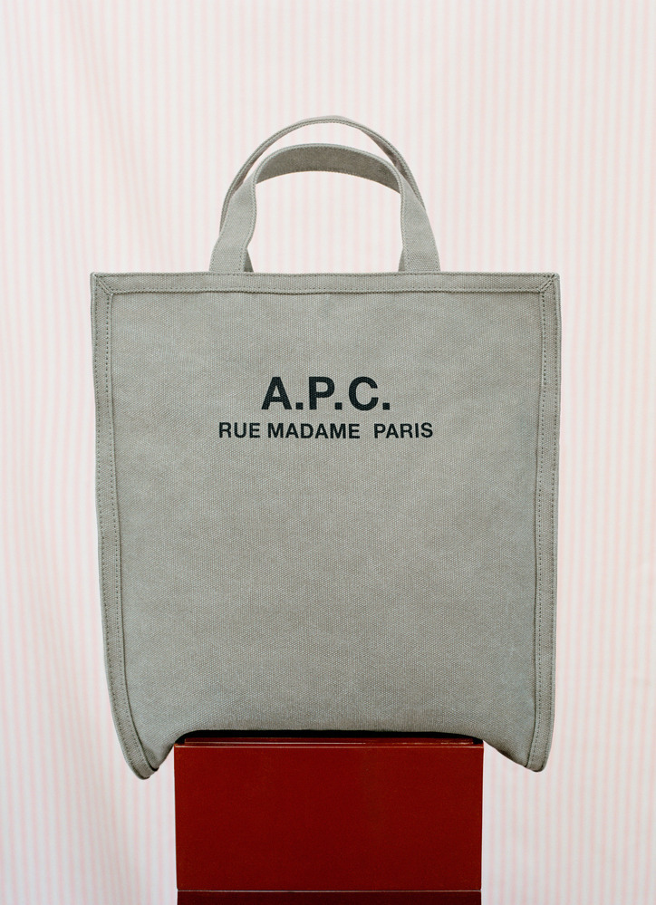 A.P.C.“ミリタリー調”のコットンキャンバスバッグ、ロゴ入りショルダーや2WAYトート｜写真3