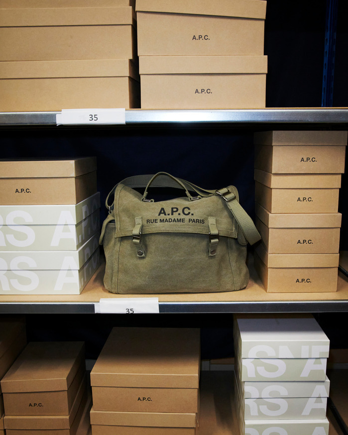 A.P.C.“ミリタリー調”のコットンキャンバスバッグ、ロゴ入りショルダーや2WAYトート｜写真5